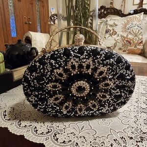 COUTURE BLK AND GOLD EMBELLISHED CLUTCH